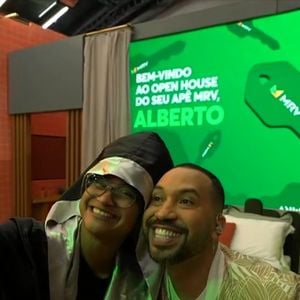 Milena também se recusou a tirar foto em grupo e pediu uma selfie com Gil do Vigor do BBB 26