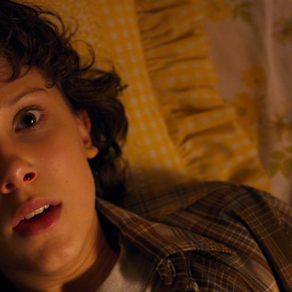 Na época com 13 anos, Millie Bobby Brown surgiu com um cabelo um pouco maior