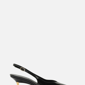 Sapato de salto confortável da Arezzo: Enquanto Miranda apostaria em um salto poderoso de Christian Louboutin, Meryl opta por algo mais prático. Um salto médio ou baixo garante elegância sem abrir mão do conforto