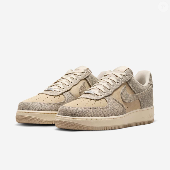 Até o fechamento desta matéria, o Tênis Nike Air Force 1 '07 LV8 Denim Masculino estava disponível por R$ 899,99, com possibilidade de pagamento em 9x de R$ 100,00 sem juros no site da Nike