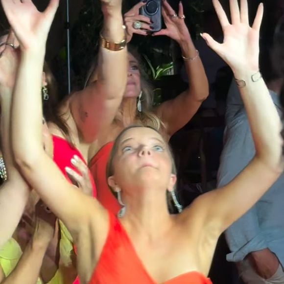 Rafaella Justus deu a vida para pegar o buquê da irmã