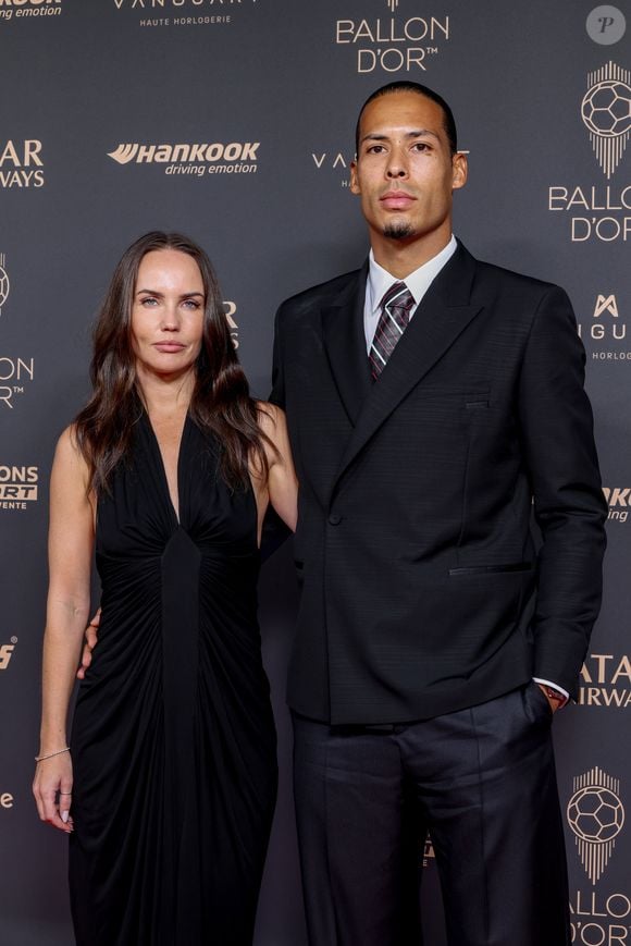 Virgil van Dijk e Rike Nooitgedagt são casados. Eles estão juntos desde 2011, quando o jogador ainda tinha 20 anos, e oficializaram a união no verão de 2017. O casal construiu uma família e tem quatro filhos juntos