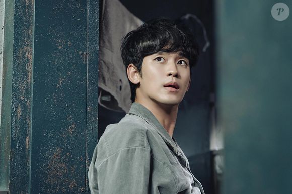 Em 2021, Kim Soo-hyun participou do k-drama 'One Ordinary Day', ainda com resquícios do visual antigo