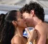 Bruna Marquezine e Shawn Mendes: flagra em clima de romance em praia do Rio após 'sumiço' pós-Carnaval da Bahia