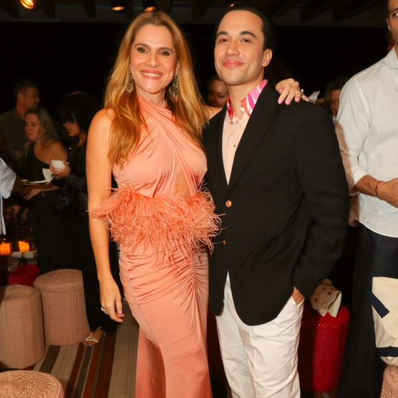 Ingrid Guimarães participou da celebração dos 15 anos da Fundação Laço Rosa, que começou no Cristo Redentor e terminou no Hotel Fasano
