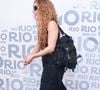 Shakira, ao desembarcar no Brasil, aposta em mochila da Prada.