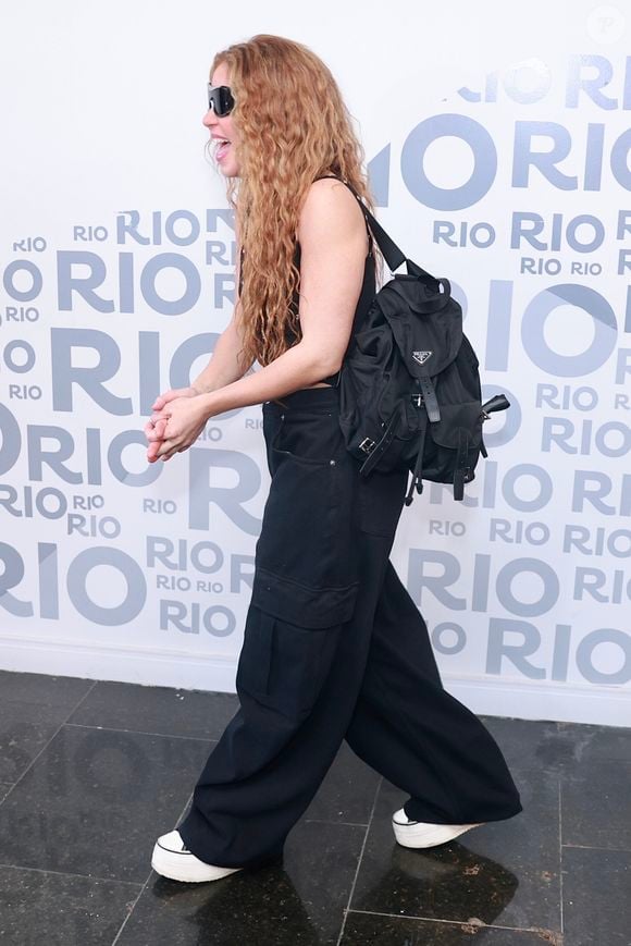 Shakira, ao desembarcar no Brasil, aposta em mochila da Prada.