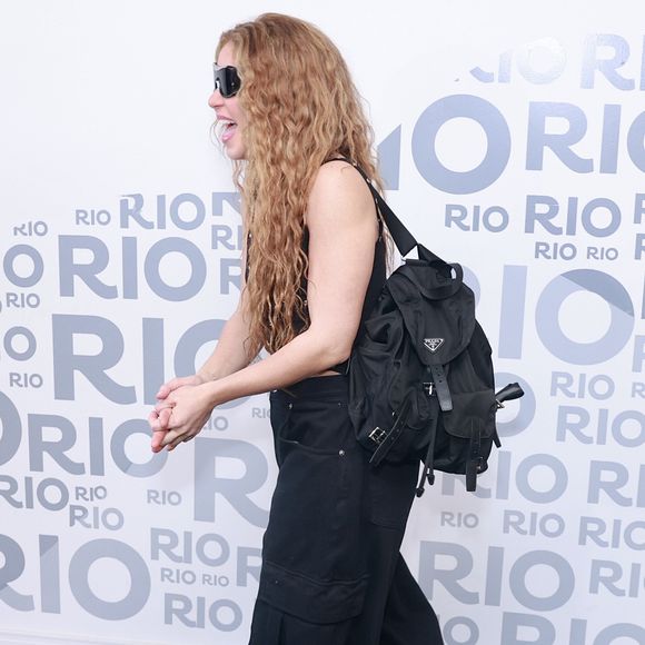 Shakira, ao desembarcar no Brasil, aposta em mochila da Prada.