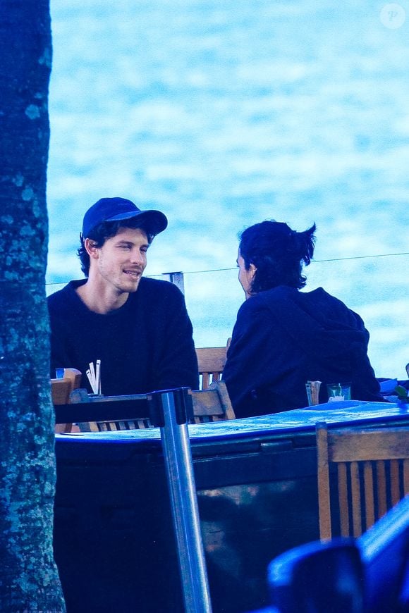 Bruna Marquezine e Shawn Mendes usaram looks parecidos em ida à praia em 15 de julho de 2026