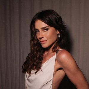 Vestido de Carolina Dieckmmann é da grife francesa Coperni