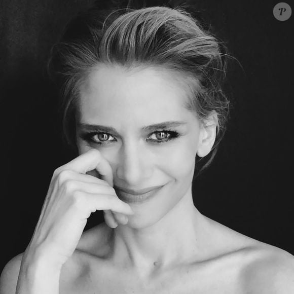 A atriz Ezgi Asaroğlu interpreta "Bahar" na novela turca "Minha Vida"