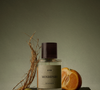 A primeira fragrância criada pela Mondepars reúne laranja amarga, bergamota, matcha, figo, cassis, cedro e coco em uma composição amadeirada inspirada na atmosfera contemplativa da cerimônia do matcha de Kyoto