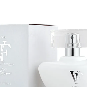 Perfume da Virginia: O VF Bloom é um dos mais famosos da marca, carregando consigo acordes florais e frutados de coco, pêssego, além de rosa, jasmim e âmbar.