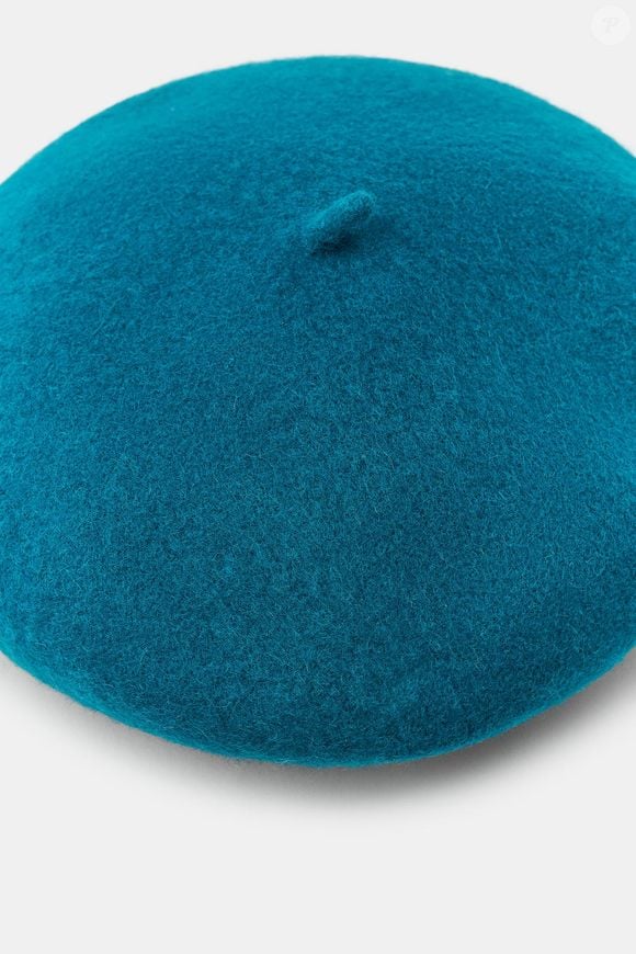 Seguindo as inspirações vistas nas telas e nas ruas, a boina aparece como aquele detalhe que transforma o visual com pouco esforço. O modelo em lã no tom verde-azulado funciona perfeitamente como ponto de cor em produções neutras, criando um contraste elegante e moderno sem exageros