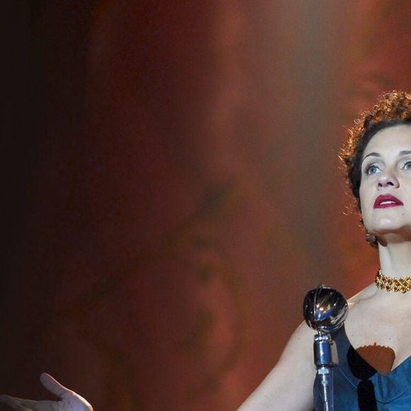 Adriana Esteves em 2010: interpretou a protagonista Dalva de Oliveira na minissérie 'Dalva e Herivelto: Uma Canção de Amor' da Globo. A atriz retratou a fase adulta da lendária cantora brasileira, focando em sua carreira de sucesso, o conturbado casamento com Herivelto Martins (Fábio Assunção) e sua luta emocional; rendeu uma indicação ao Emmy Internacional