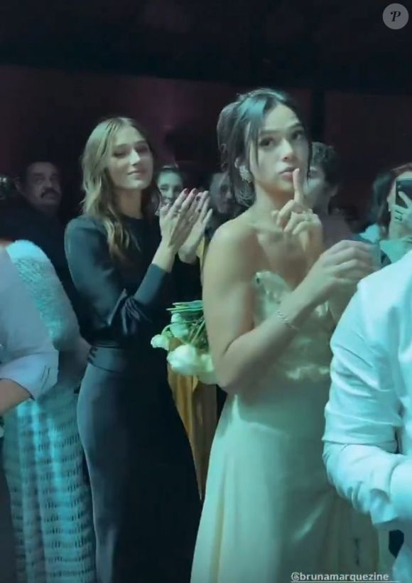 Bruna Marquezine foi vista tentando pegar o buquê da noiva.