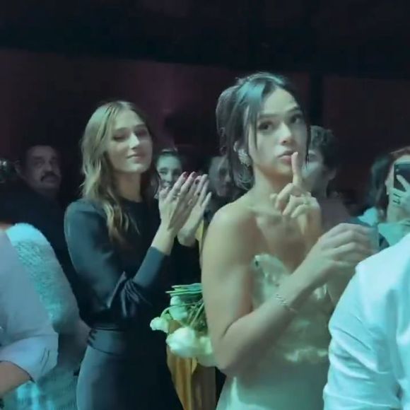 Bruna Marquezine foi vista tentando pegar o buquê da noiva.