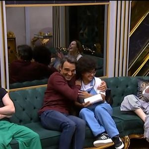 Apresentador surpreende ao invadir o confinamento e emociona participantes na reta final do BBB 26