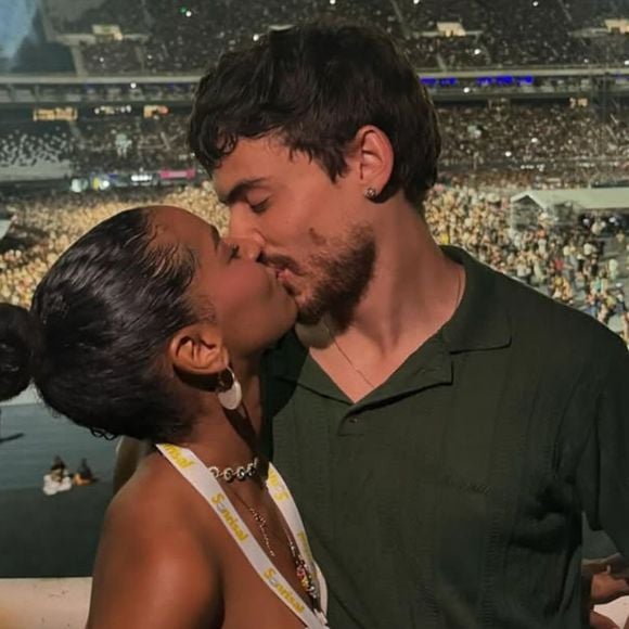 Gabz, intérprete de Viola em 'Mania de Você', se declarou ao namorado Jaffar Bambirra.