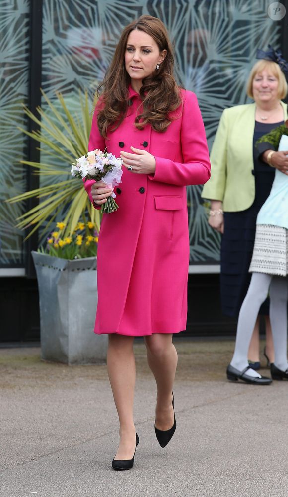 Look com estruturas em camadas, como por exemplo, usar um casaco mais pesado, como um trench coat, e colocar ele por cima de uma roupa mais básica, além de meia-calça, pode ser uma boa opção para o inverno 2025.