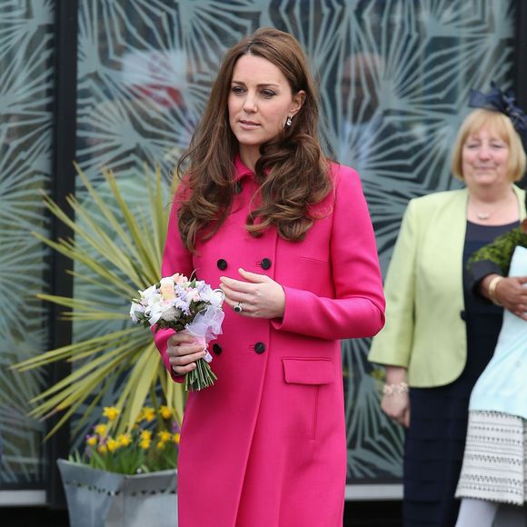 Look com estruturas em camadas, como por exemplo, usar um casaco mais pesado, como um trench coat, e colocar ele por cima de uma roupa mais básica, além de meia-calça, pode ser uma boa opção para o inverno 2025.