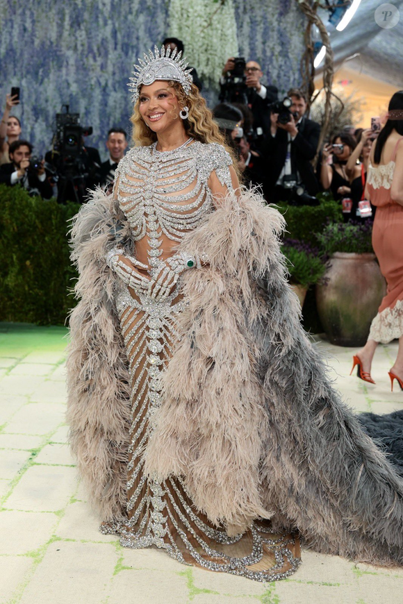 Beyoncé para tudo no Met Gala 2026 com visual de impacto após 10 anos