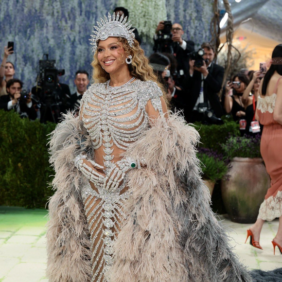 Beyoncé para tudo no Met Gala 2026 com visual de impacto após 10 anos
