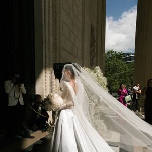 Elisa Zarzur se casou com Alexandre Negrão em Paris usando um vestido exclusivo de alta-costura Dior, desenvolvido ao longo de oito meses e com mais de 640 horas de trabalho artesanal