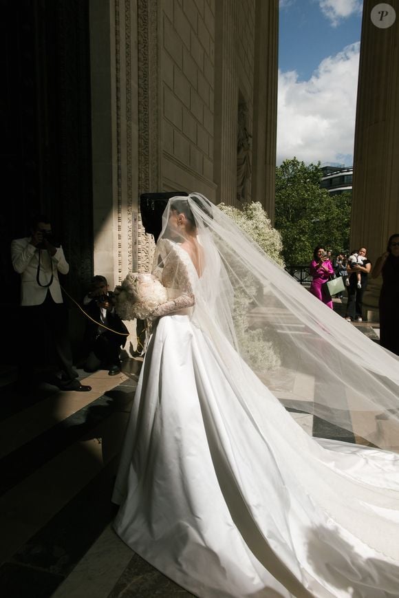 Elisa Zarzur se casou com Alexandre Negrão em Paris usando um vestido exclusivo de alta-costura Dior, desenvolvido ao longo de oito meses e com mais de 640 horas de trabalho artesanal