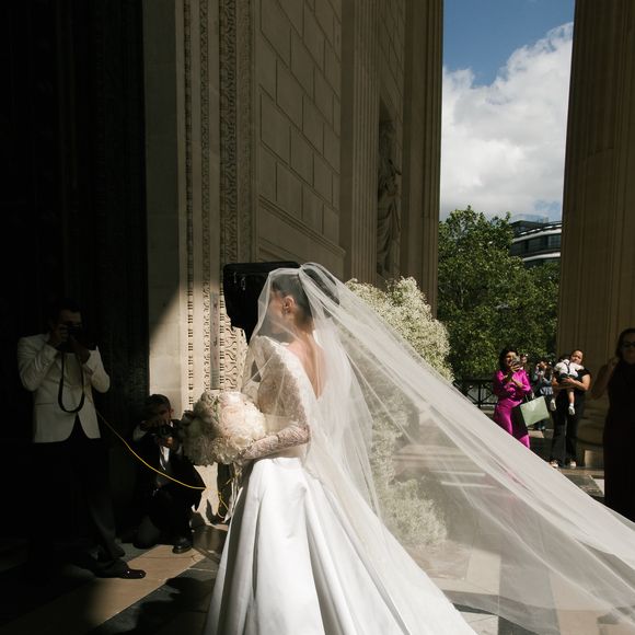 Elisa Zarzur se casou com Alexandre Negrão em Paris usando um vestido exclusivo de alta-costura Dior, desenvolvido ao longo de oito meses e com mais de 640 horas de trabalho artesanal