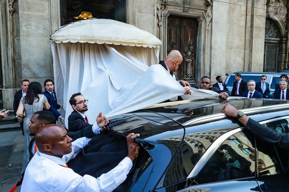 Segundo informações da coluna Veja Gente, assinada por Valmir Moratelli, a chegada de Giulia Be à Igreja Nossa Senhora do Carmo da Antiga Sé, no Centro do Rio de Janeiro, foi marcada por uma estratégia para evitar fotos da cantora. Com a ajuda de seguranças, um enorme pano branco foi colocado na entrada do templo para cobrir o trajeto entre o carro e a igreja, enquanto curiosos acompanhavam a movimentação na calçada durante o casamento com Conor Kennedy, realizado no sábado (10)