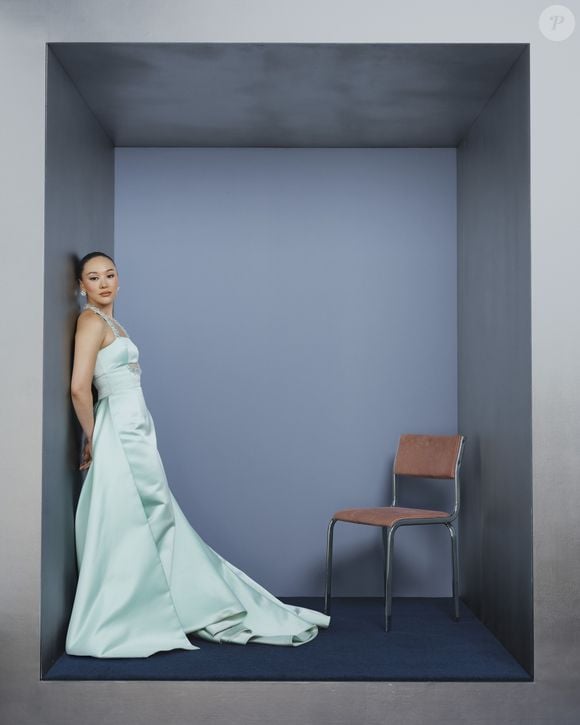 Yerin Ha também é adepta da Gua Sha. Trata-se de uma técnica milenar da medicina tradicional chinesa que utiliza pedras, como jade ou  quartzo, ou metal para massagear a pele