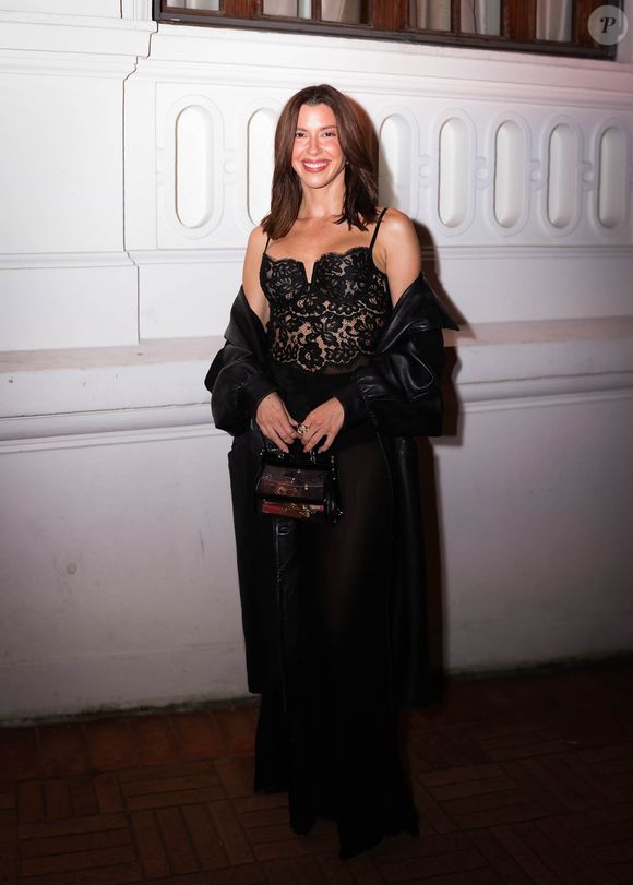 Camila Coutinho optou por vestido com renda para o desfile da Dolce & Gabbana