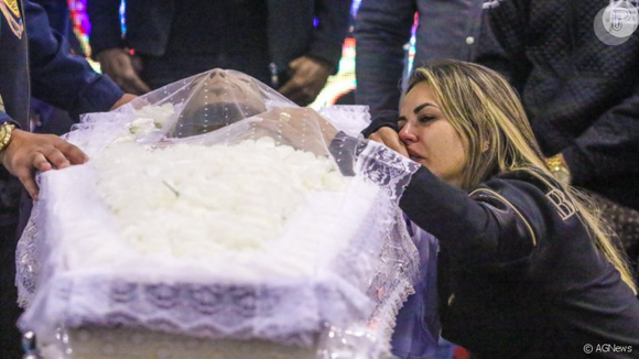 Morte precoce e trágica de Mc Kevin ganhou especulação de ex-integrante de facção criminosa - na foto, corpo do cantor é velado sob forte emoção de Deolane Bezerra