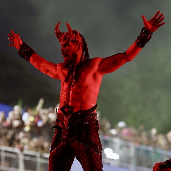 José Loreto roubou a cena no desfile da Vila Isabel na madrugada desta terça-feira (04)