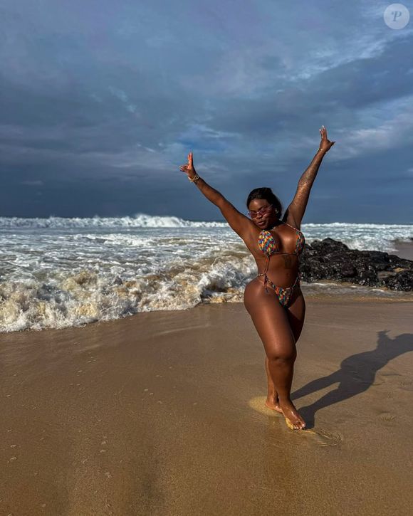 Com diferentes modelos de biquíni, Jojo Todynho destacou sua silhueta mais definida e barriga sequinha