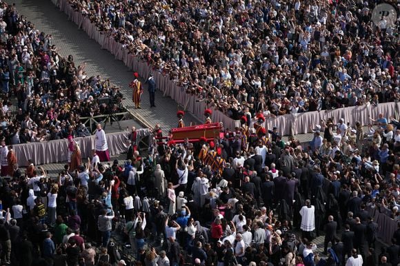Segundo o vaticano, estima-se que 20 mil pessoas esperaram pelo velório na Praça de São Pedro