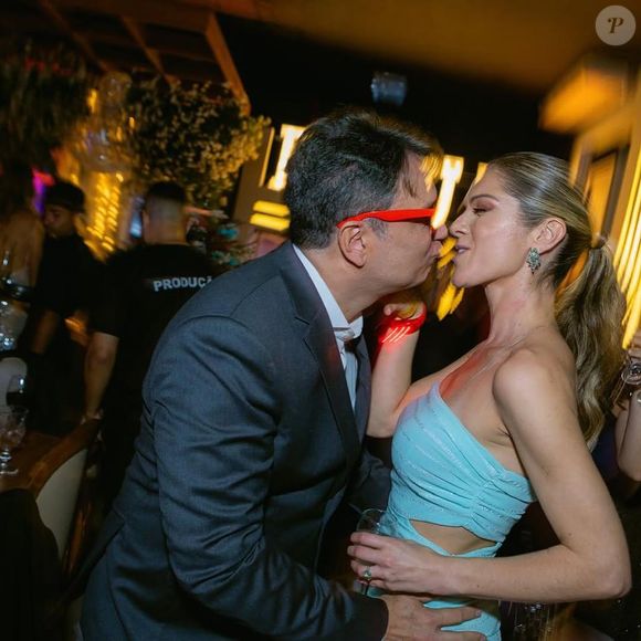 Neste clique, os jornalistas mostraram seu amor com um beijo fofíssimo