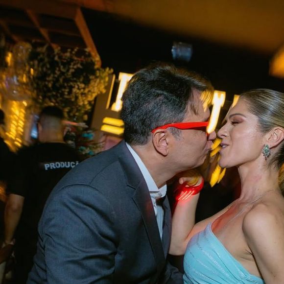 Neste clique, os jornalistas mostraram seu amor com um beijo fofíssimo