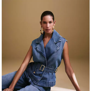 Rafaella Justus usou o Colete Heloisa, jeans azul médio da Les Cloches.