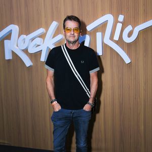 Marcelo Serrado: o ator aposta na praticidade do estilo casual urbano, vestindo uma camiseta polo preta com frisos brancos nas golas e mangas, combinada com calça jeans ajustada de lavagem escura. O visual descontraído é arrematado por uma bolsa transversal com alça listrada em P&B, tênis pretos de solado branco e óculos de sol de lentes amareladas