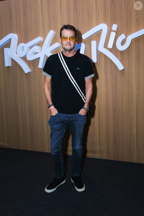 Marcelo Serrado: o ator aposta na praticidade do estilo casual urbano, vestindo uma camiseta polo preta com frisos brancos nas golas e mangas, combinada com calça jeans ajustada de lavagem escura. O visual descontraído é arrematado por uma bolsa transversal com alça listrada em P&B, tênis pretos de solado branco e óculos de sol de lentes amareladas