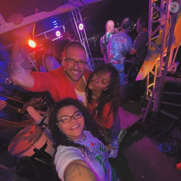 Ex de Paolla Oliveira, o cantor Diogo Nogueira foi envolvido em rumores de um affair com a sambista Wic Tavares