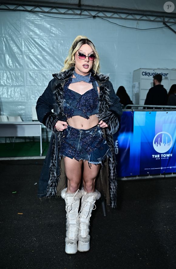 Diego Martins, o eterno Kevinho e 'Terra e Paixão', surpreendeu a todos ao entregar uma drag queen ousadíssima, com botas brancas, barriga de fora e um look todo pensado para o jeans! Um luxo só!