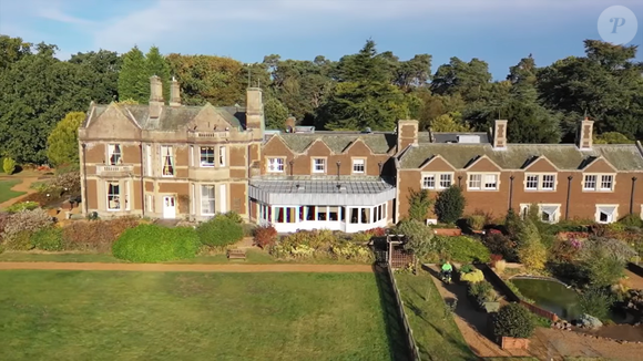 Park House, onde princesa Diana nasceu e viveu parte da infância, chegou a receber hóspedes com diferentes tipos de deficiência. Segundo a People, o hotel, adaptado para atender às necessidades dos visitantes, recebeu seus primeiros hóspedes em abril de 1987 e oferecia assistência a pessoas com condições como esclerose múltipla, Parkinson, paralisia cerebral e lesões na coluna