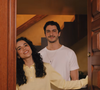 Manu Gavassi e Jullio Reis abriram as portas do apartamento onde vivem com a filha, Nara, e os cachorros Magnólia e Aipim. Localizado no topo de um edifício moderno em São Paulo, o dúplex foi apresentado em um tour exclusivo no canal da Casa Vogue