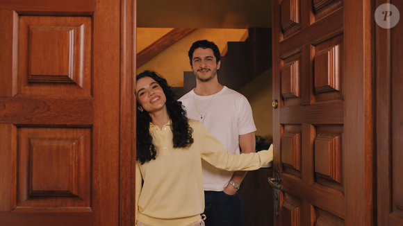 Manu Gavassi e Jullio Reis abriram as portas do apartamento onde vivem com a filha, Nara, e os cachorros Magnólia e Aipim. Localizado no topo de um edifício moderno em São Paulo, o dúplex foi apresentado em um tour exclusivo no canal da Casa Vogue