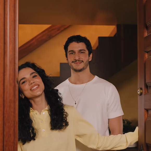 Manu Gavassi e Jullio Reis abriram as portas do apartamento onde vivem com a filha, Nara, e os cachorros Magnólia e Aipim. Localizado no topo de um edifício moderno em São Paulo, o dúplex foi apresentado em um tour exclusivo no canal da Casa Vogue