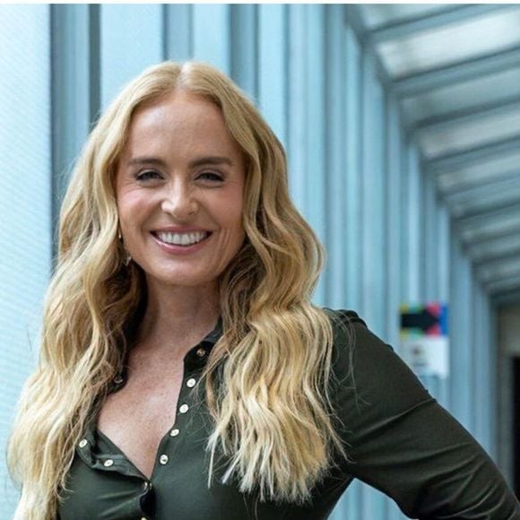 De acordo com o processo, o profissional afirma ter prestado serviços por três anos e nove meses, atuando diretamente nos cuidados com o pai da artista e também auxiliando a mãe dela, sem que houvesse registro formal em carteira de trabalho durante todo esse período.