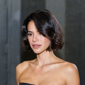 A franja longa é uma forma de renovar o visual sem uma transformação radical, especialmente quando integrada ao restante do corte; Bruna Marquezine, que está sempre de visual novo, também já apostou no curtinho, mas é a franja que ganha destaque